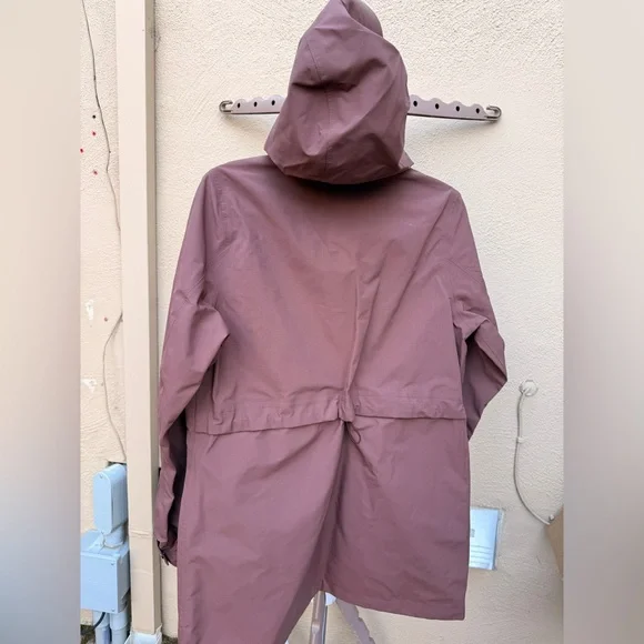 Vuori Women's Palisades Raincoat - Picture 2 of 5